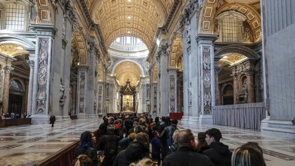 Pope Benedict XVI: Around 200,000 attend lying in state