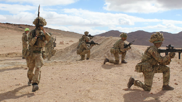 Jordanian and British military forces cooperate in joint tactical drill